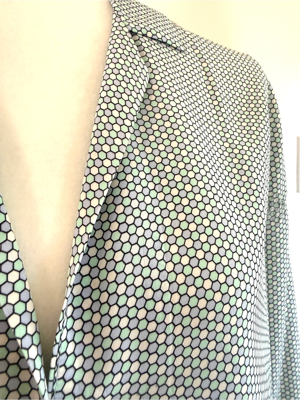 Equipment Femme 100% Silk Honeycomb Print Blouse | Size S - Picture 4 of 11